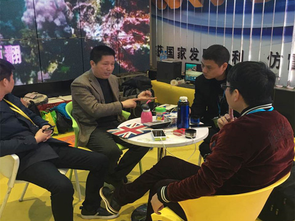 總工程師史洪海在展會(huì)現(xiàn)場(chǎng)和客戶(hù)洽談 總工程師史洪海在展會(huì)現(xiàn)場(chǎng)和客戶(hù)洽談